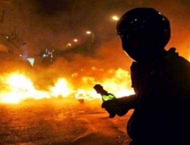 Κουκάκι: Μάχη ακροαριστερών με ΜΑΤ για την ανακατάληψη του κτιρίου της Ματρόζου